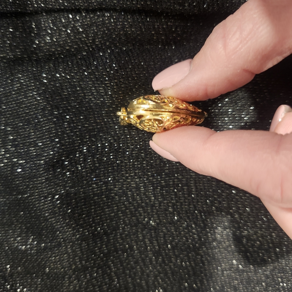Elegant Gold Heart Pendant - Picture 5 of 5